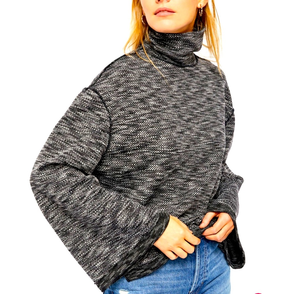 Free People Houndstooth
Bell Sleeve Cowl
Neck Sweater Black and White Size L.